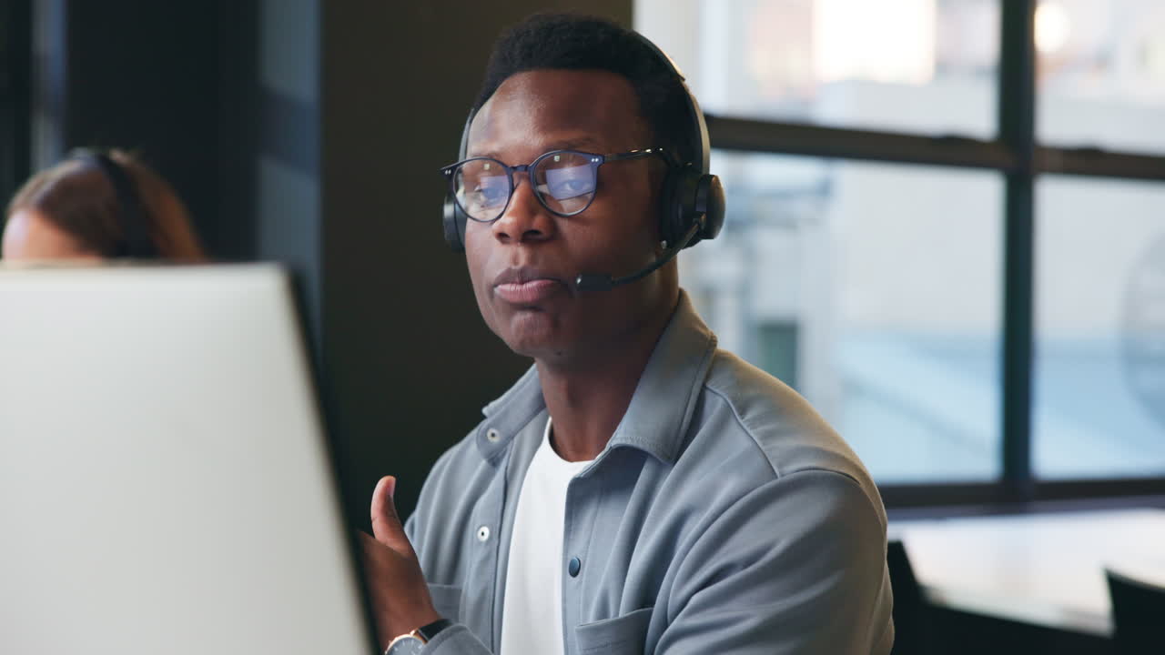 Customer service representative in call center