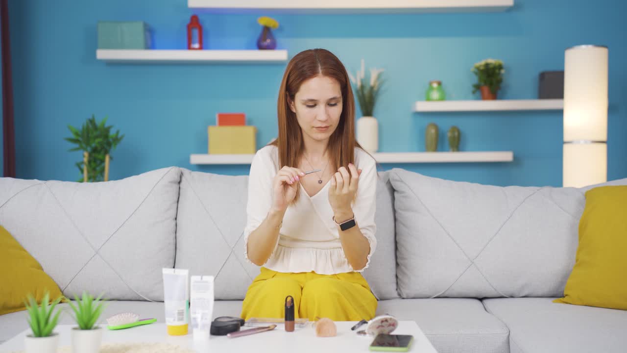 손 ⁇ 을 돌보는 젊은 여성.