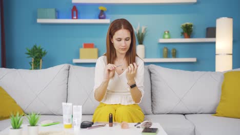 mujer joven cuidando sus uñas.