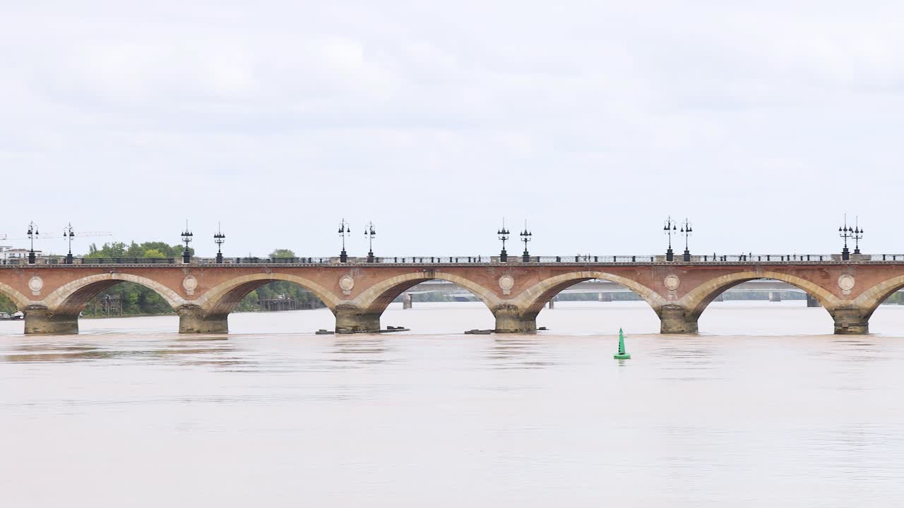 보행자 들 과 함께 가론 강 을 가로지르는 다리
