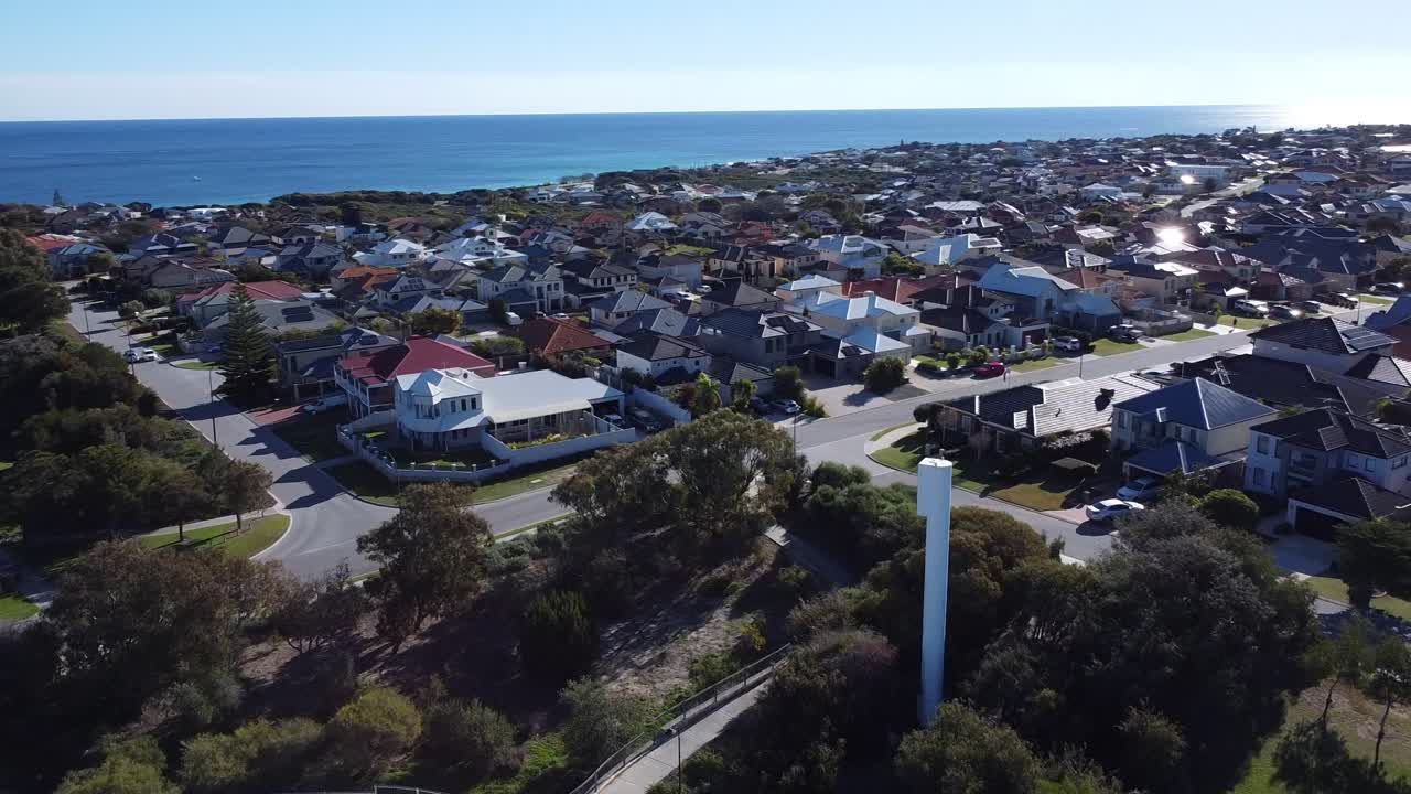 vista de la órbita aérea alrededor del faro moderno con el océano en el fondo