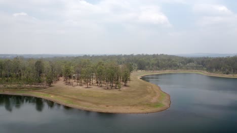 Vogelperspektive-Auf-Den-See-In-Einem-Wald,-Sonnenscheinküstenregion-In-Qld-Australien---Luftdrohnenaufnahme