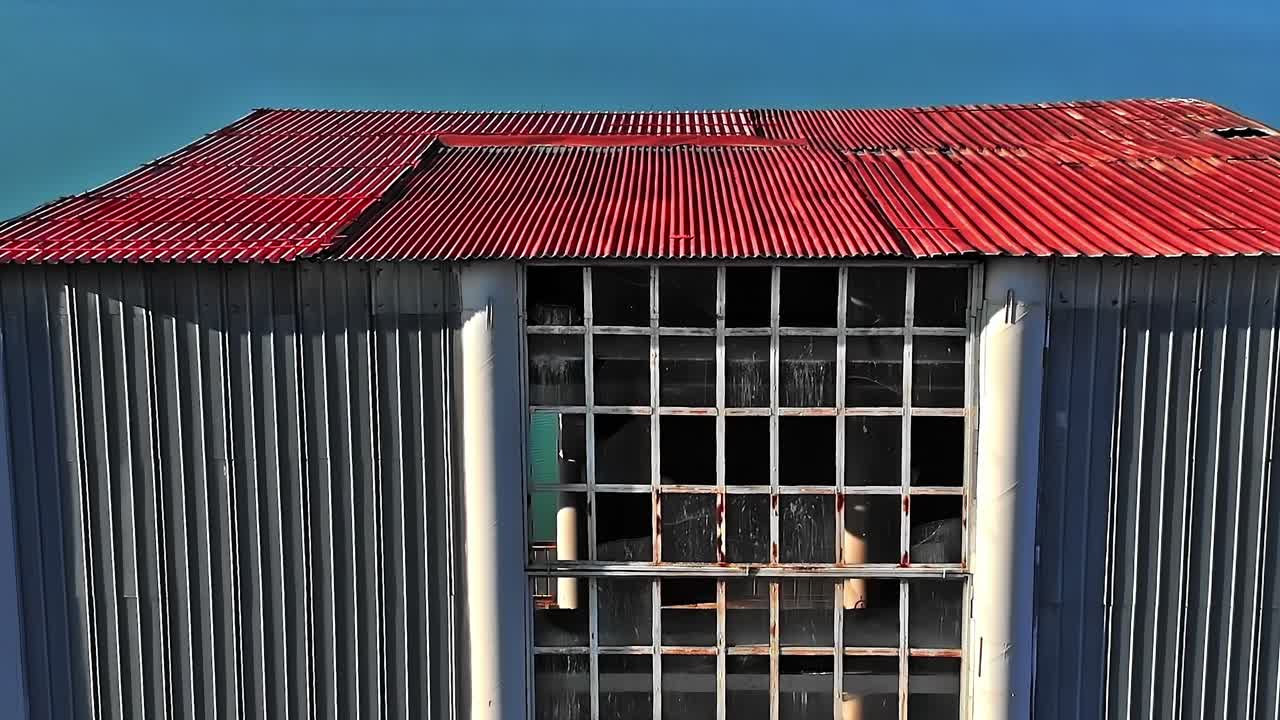 Struttura di torre d'acqua sul lago in Georgia, regione del Caucaso