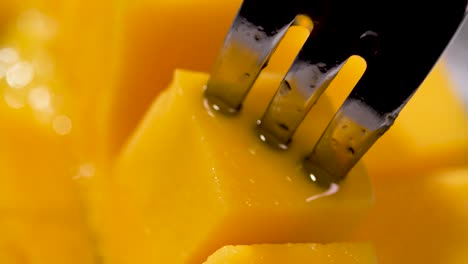 un mango amarillo maduro bellamente tallado, de cerca