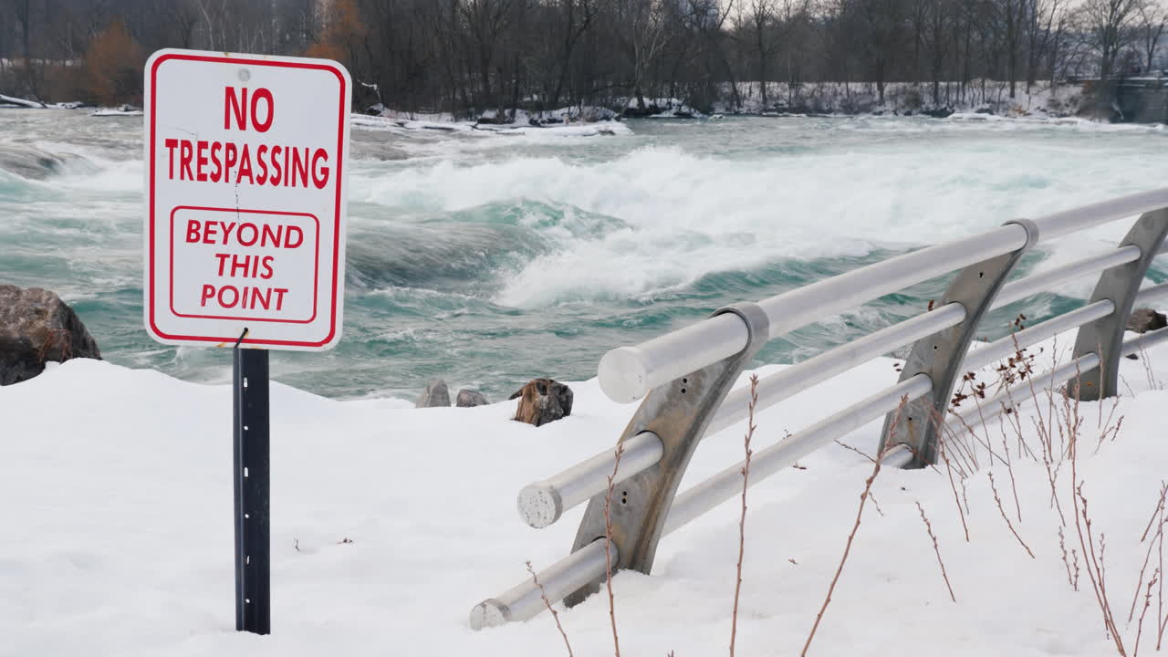 겨울 02에 나이아가라 강에 대한 위험 경고 표시