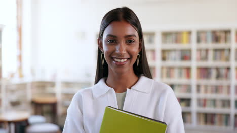 libros, universidad y biblioteca con rostro de mujer