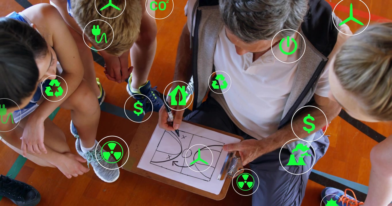 Allenatore inginocchiato che disegna uno schema di gioco e icone verdi che si accendono intorno ai giocatori, mostrando un allenamento ecologico.