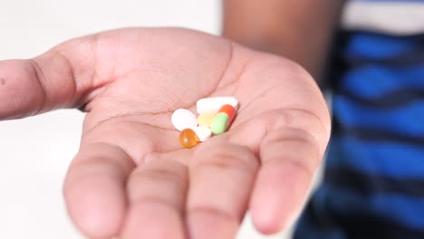 un puñado de pastillas variadas