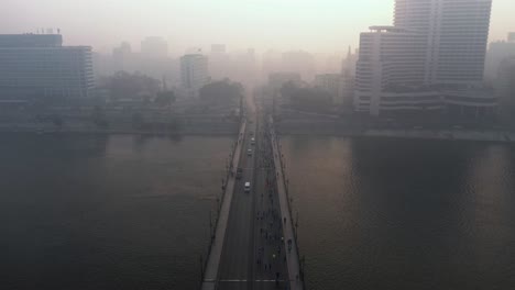 Gente-Corriendo-En-La-Niebla-Sobre-El-Río-Nilo-En-El-Cairo