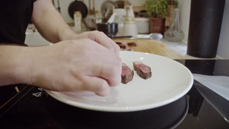 Colocar-Trozos-De-Bistec-En-Un-Plato-Blanco