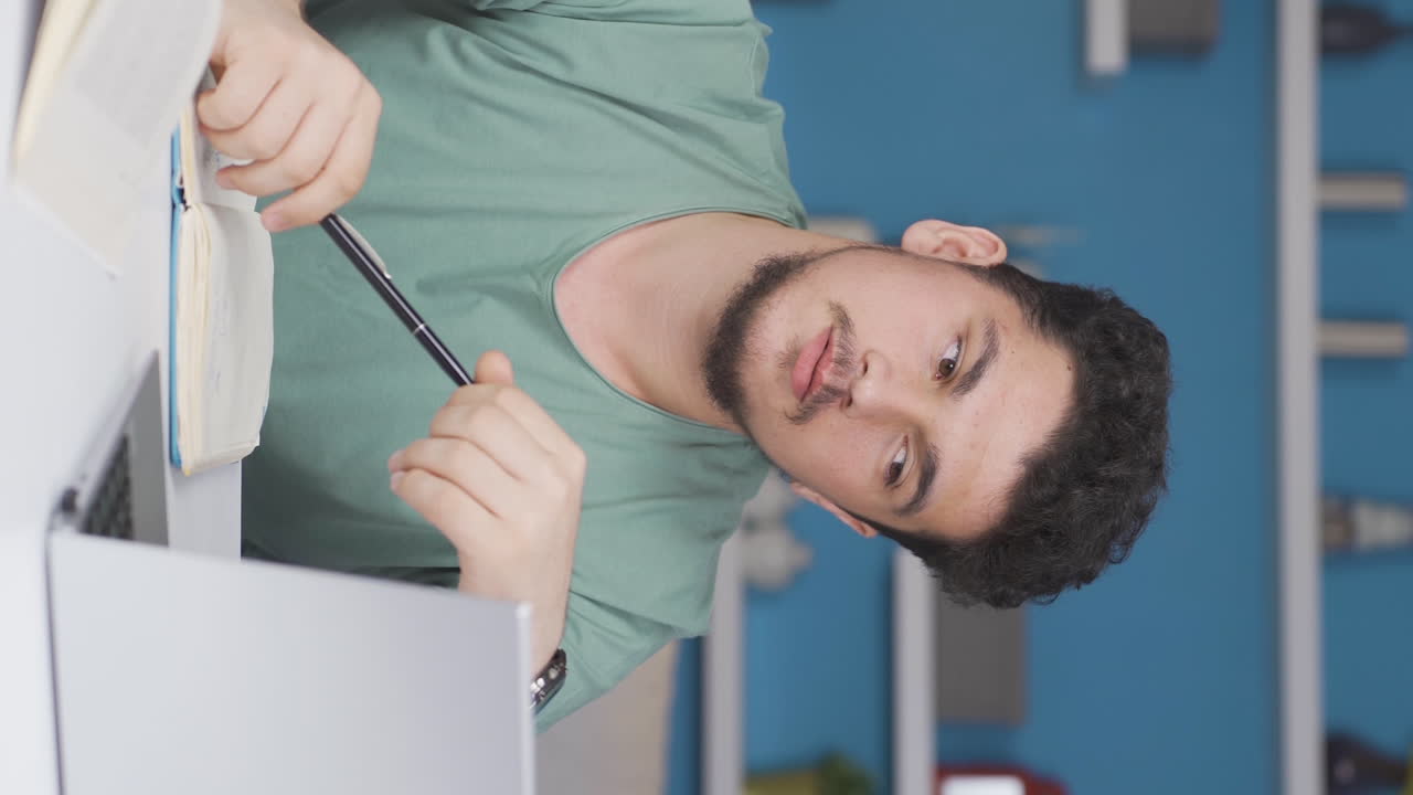 vídeo vertical de un estudiante divertido soñando despierto.