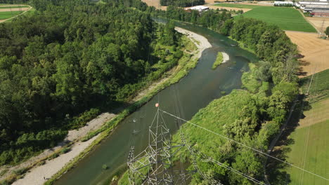 Hochstromleitung-über-Einen-Natürlichen-Fluss,-Der-Zum-Kernkraftwerk-Führt