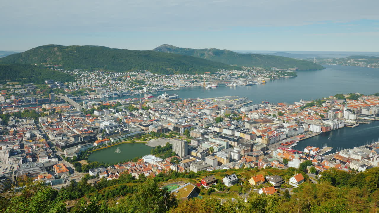 아래 베르겐 시의 전망은 선착장과 대형 유람선 4k 비디오입니다.