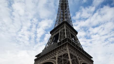 艾菲爾塔 (eiffel tower) 位於西南部