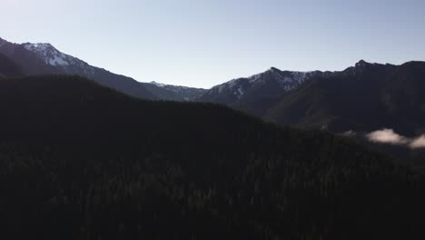 Bellas-Y-Lentas-Imágenes-De-Drones-Del-Parque-Nacional-Olímpico-En-Port-Angeles,-Washington