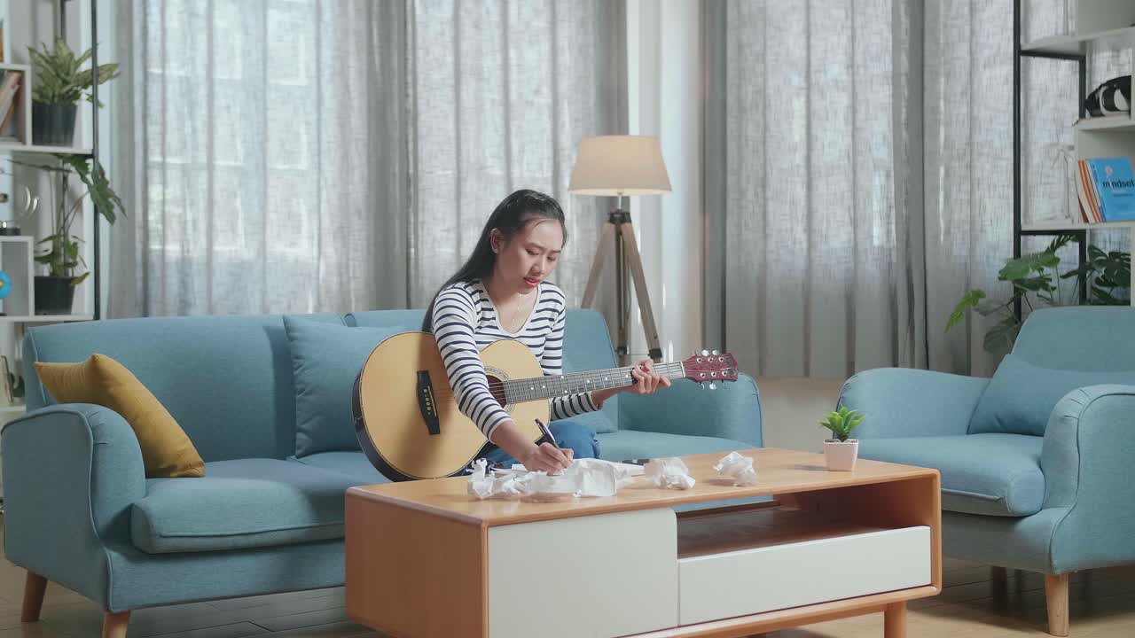 노래 쓰기 위해 고군분투하는 여성