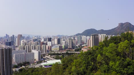 Luftaufnahme-Von-Wohngebäuden-In-Hongkong-Mit-Victoria-Harbour-Am-Horizont