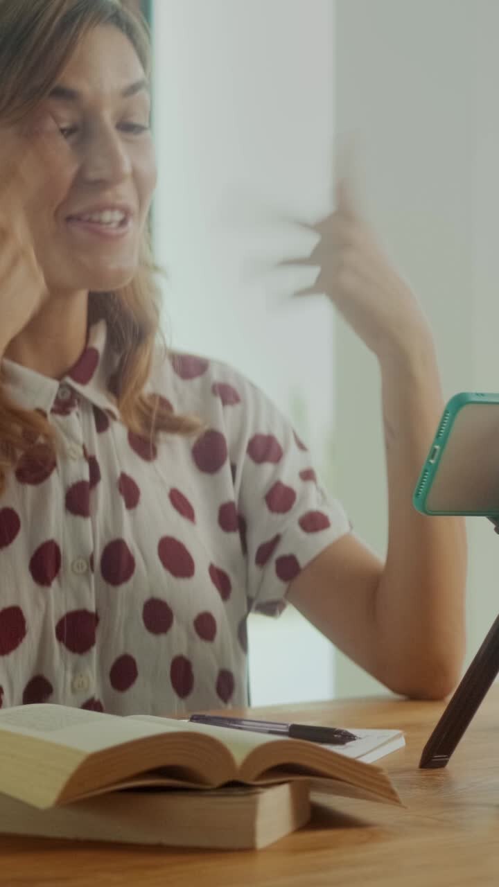 Mulher envolvida em atividade criativa enquanto grava em um cômodo iluminado