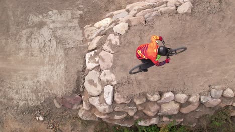 MTB-Fahrer-Springender-Trick-Nac-Nac-Slomo-über-Antenne-Nahaufnahme