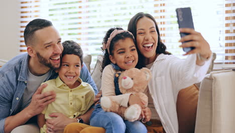 Familia-Feliz,-Madre-O-Padre-Toman-Un-Selfie