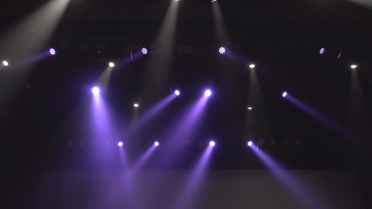 las luces del escenario brillando en el estudio. animación en bucle sin fisuras.