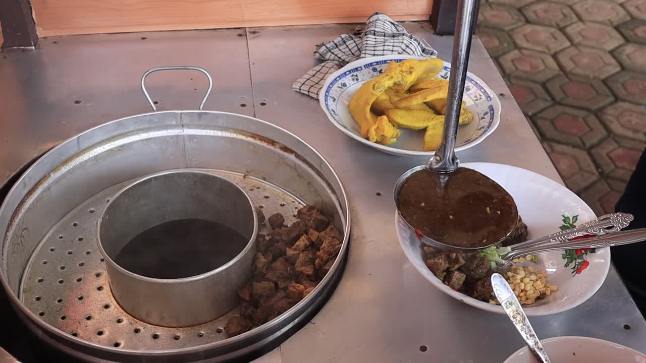 소토 라몬간 판매자는 그의 상점에서 메뉴를 준비합니다, 바탕 인도네시아