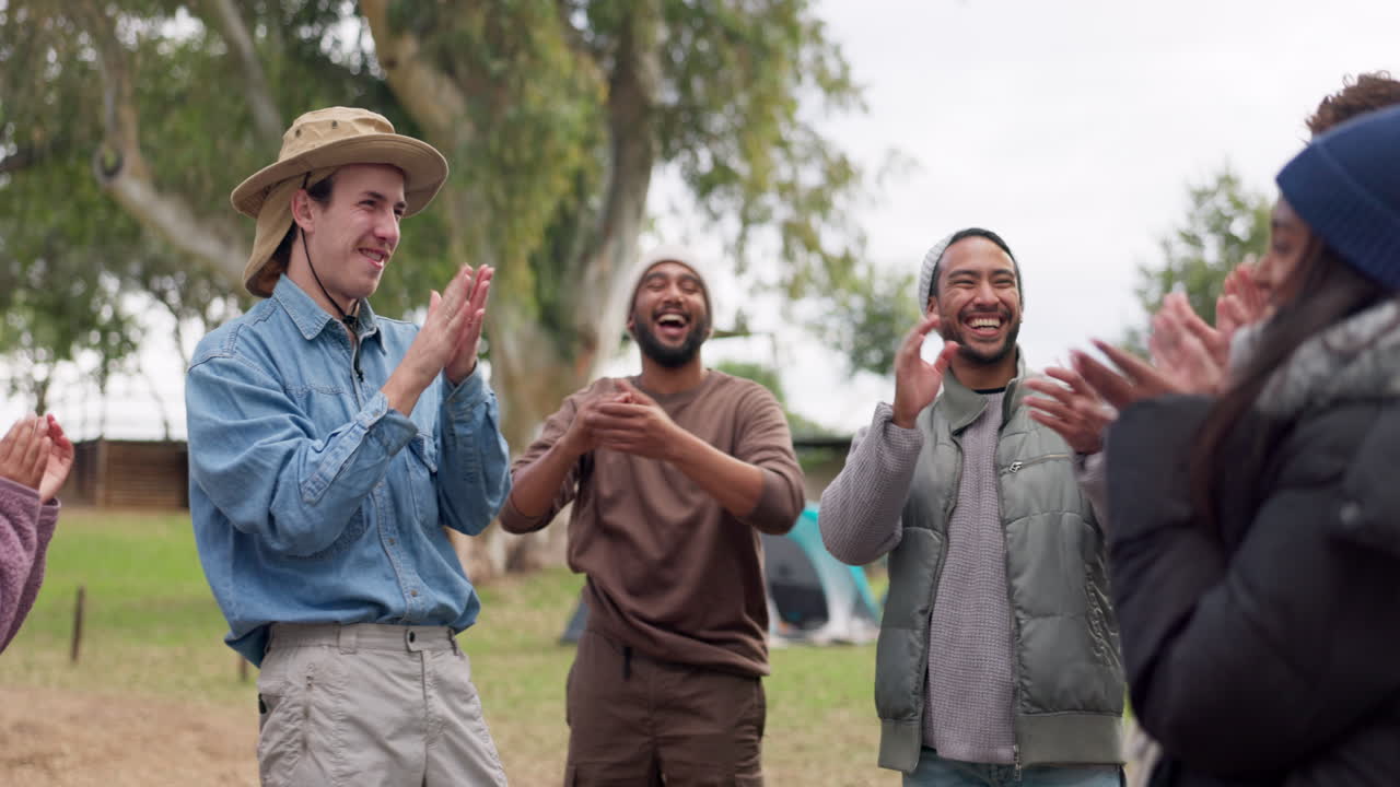 캠핑, 손을 들고 동기부여를 가진 친구들