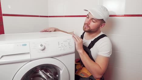 fontanero profesional conecta la lavadora