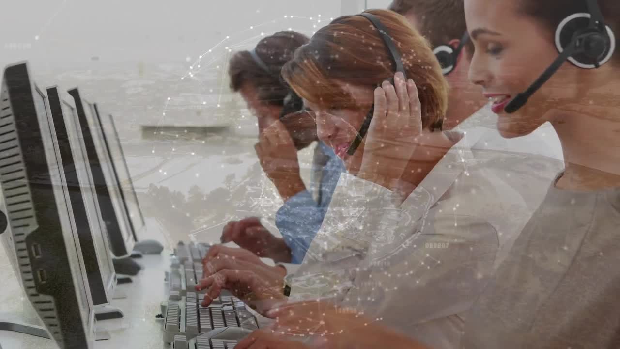 animación del globo sobre la gente de negocios usando auriculares de teléfono