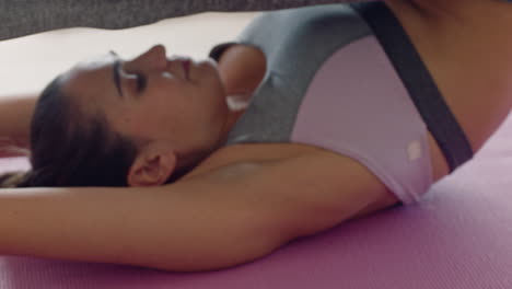 Yoga-Klasse,-Gesunde-Kaukasische-Frau,-Die-Pflughaltung-übt-Und-Ihren-Körper-Dehnt,-Genießt-Einen-Gesunden-Lebensstil-Und-Trainiert-Im-Gruppentraining-Im-Fitnessstudio