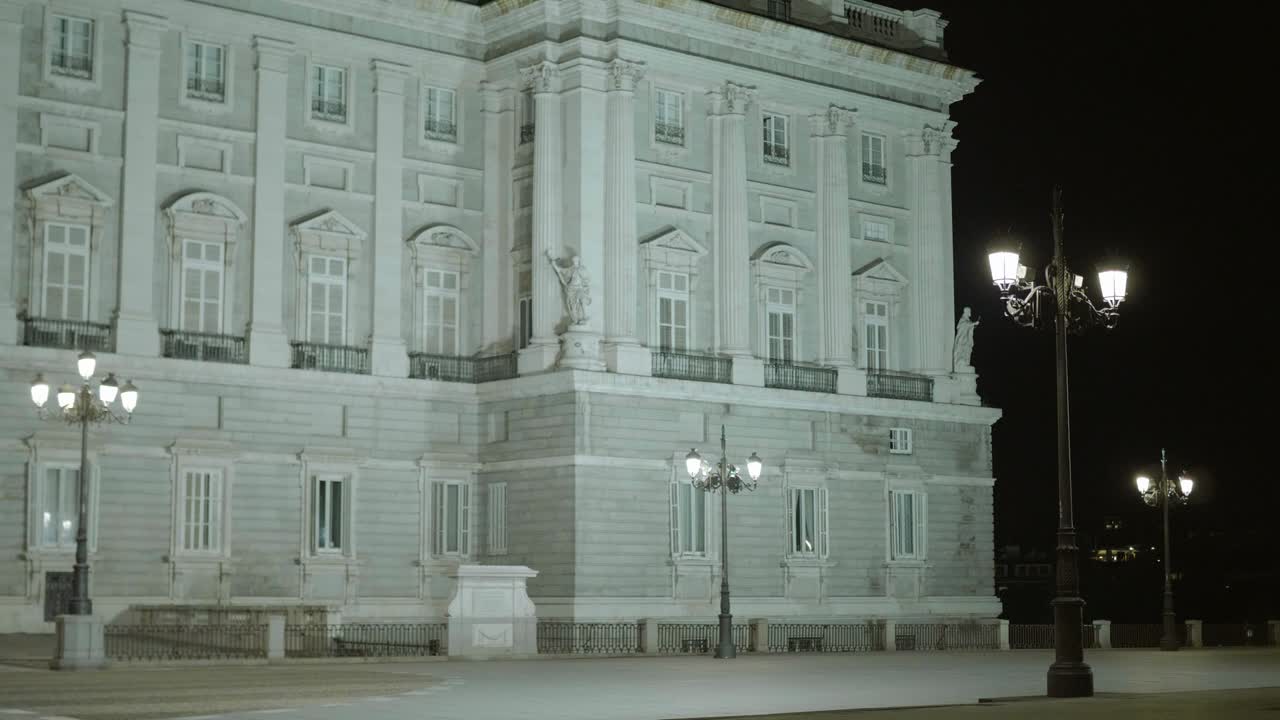 밤에는 마드리드의 유명한 왕궁.