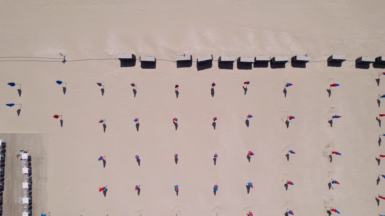 프랑스 도빌 비치 리조트의 유명한 다채로운 파라솔이 있는 여름 목적지