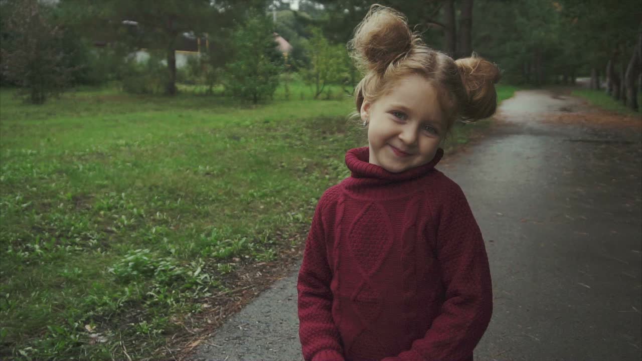 chica sonriente en el parque de otoño