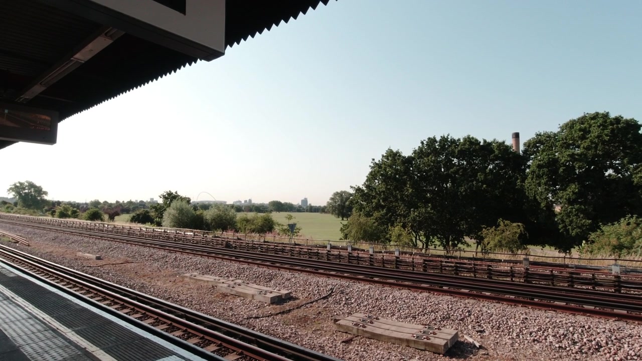 Vista dalla piattaforma della stazione della metropolitana Northwick Park a Londra durante una giornata estiva.