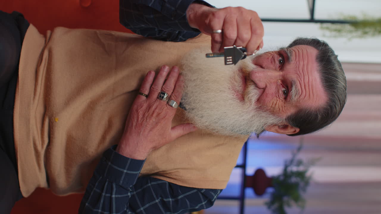 시니어 남자 부동산 에이전트 새로운 집 집 아파트 구입 또는 임대 부동산의 열 ⁇ 를 보여줍니다