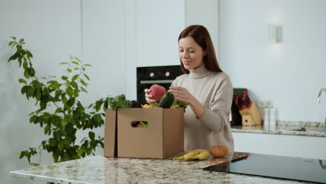 mujer desempaquetando verduras
