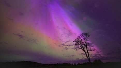 muy fuerte g5 kp9 tormenta geomagnética luces del norte en el cielo de mayo