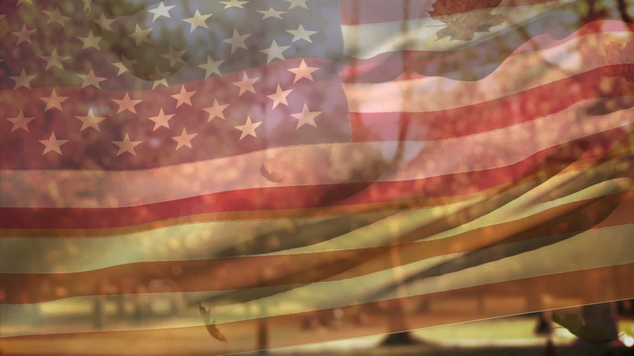 animación de la bandera de los ee.uu. ondeando sobre las hojas que caen y el parque de otoño