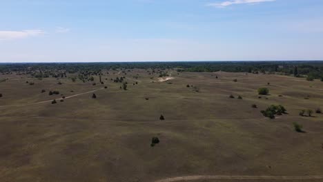 Dolly-Aéreo-Adelante-Volando-Sobre-Las-Dunas-De-Arena-De-Fulophaza,-Hungría