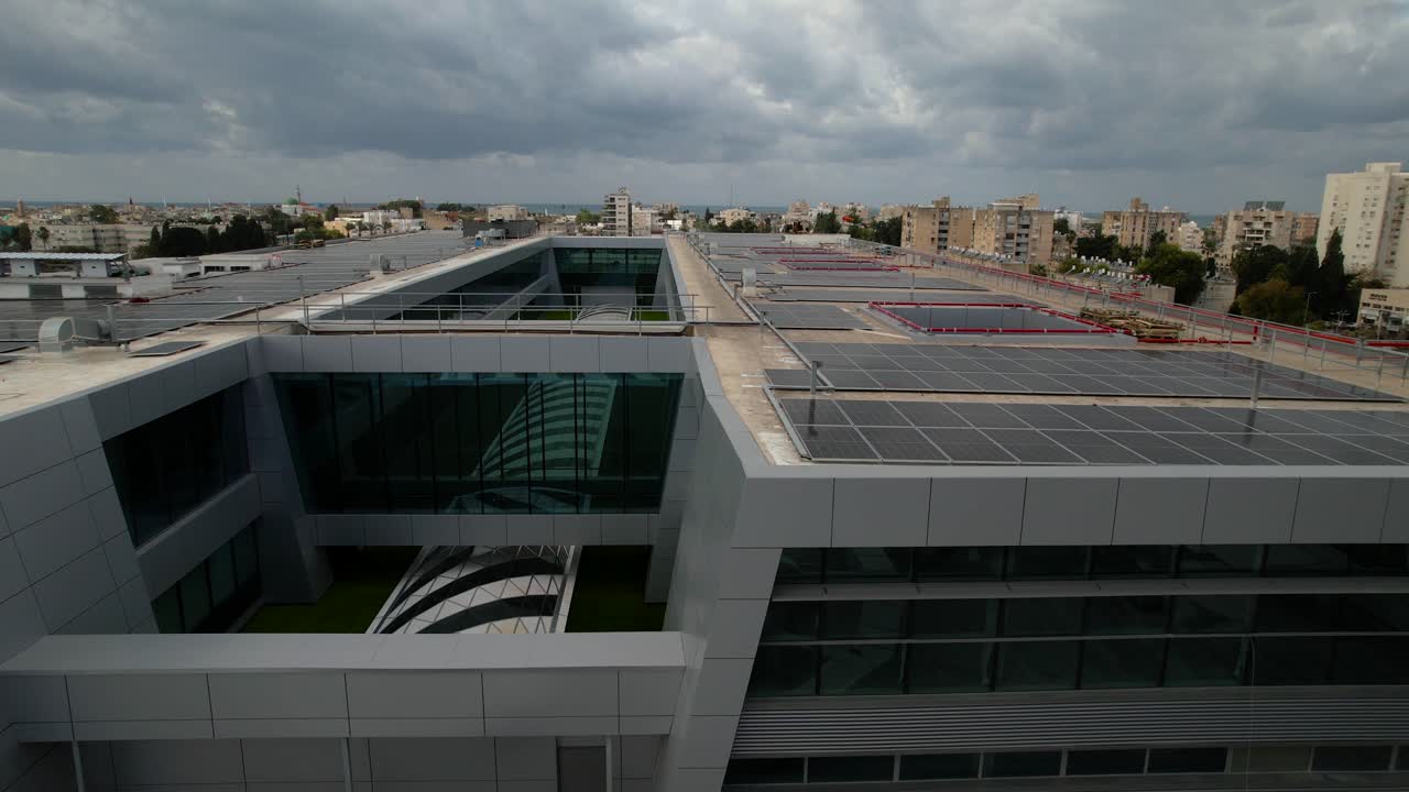 Vista aérea de edifício com painéis solares no telhado, centro comercial Azrieli na cidade de Acre em Israel.