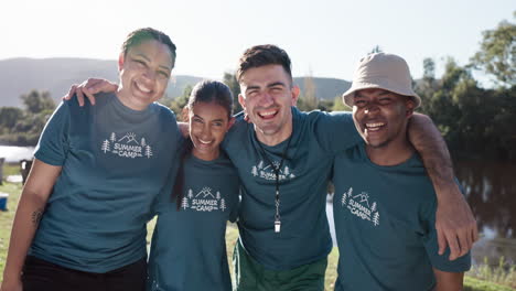 Campamento-De-Verano,-Amigos-Jóvenes