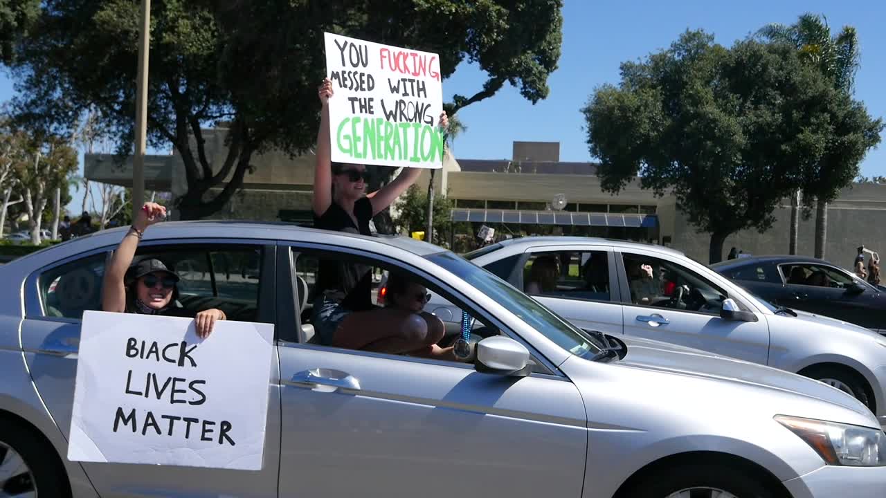 극단적인 슬로우 모션 표지판은 캘리포니아 벤추라에서 흑인의 삶이 중요하다는 blm 행진 중에 당신이 잘못된 세대와 잤다고 말합니다.