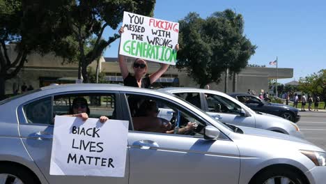 Extreme-Slo-Mo-Schilder-Sagen,-Dass-Du-Während-Eines-Black-Life-Matter-Märsches-In-Ventura,-Kalifornien,-Mit-Der-Falschen-Generation-Gefickt-Hast