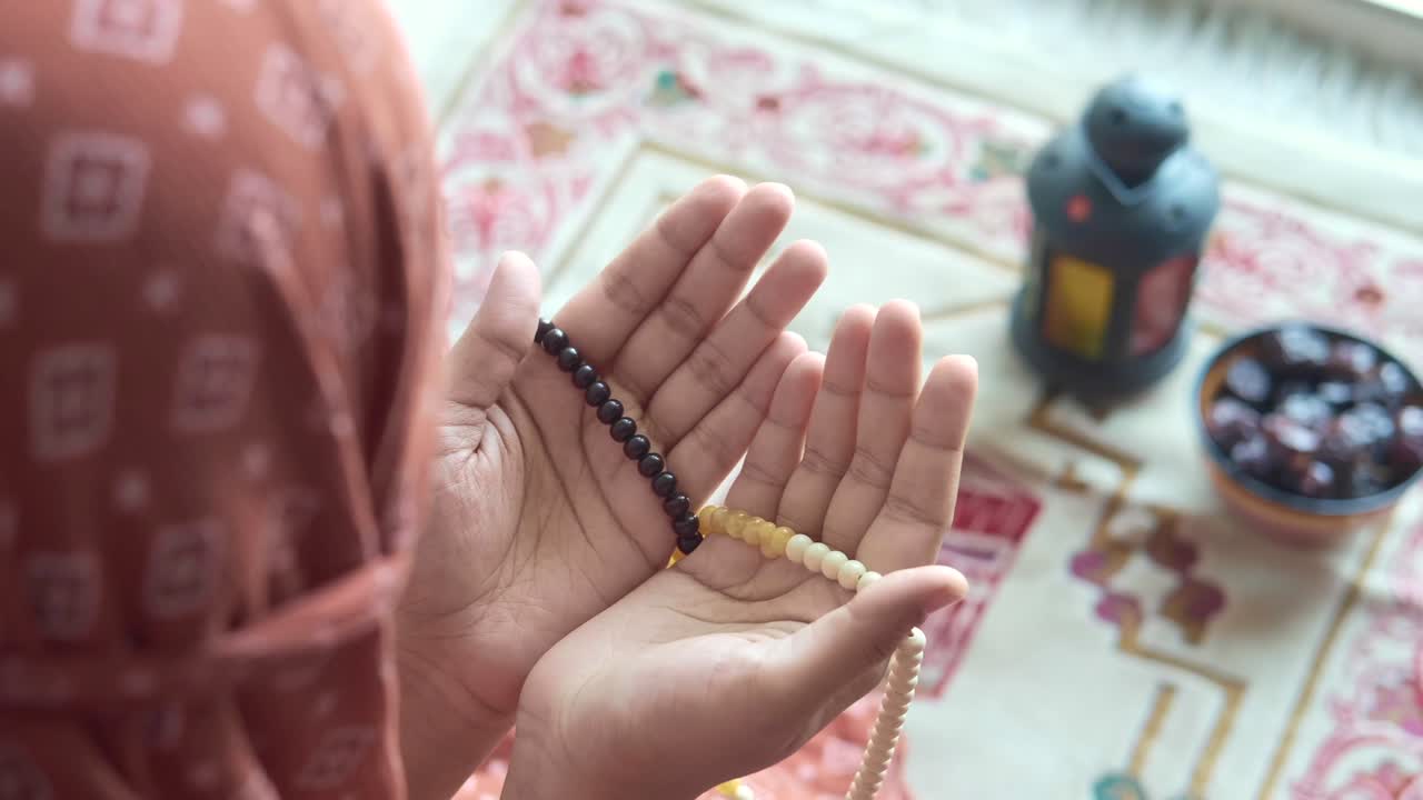 라마단 에 손 으로 기도 하는 무슬림 여성 들 의 뒷면