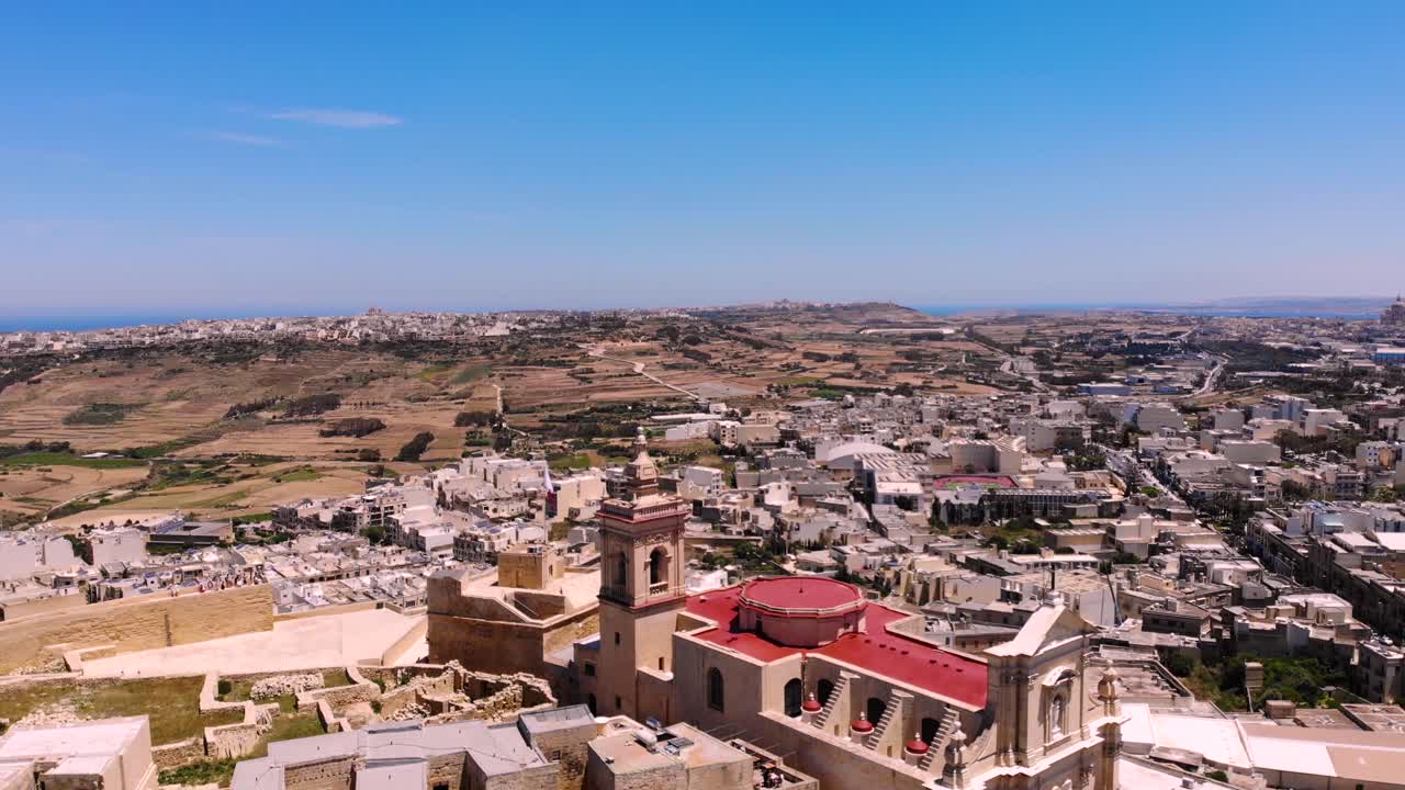 Ripresa aerea con drone in volo all'indietro che rivela la fortezza storica Cittadella a Gozo, Malta.