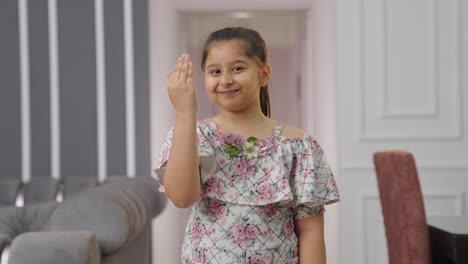 niña india haciendo adab y saludo