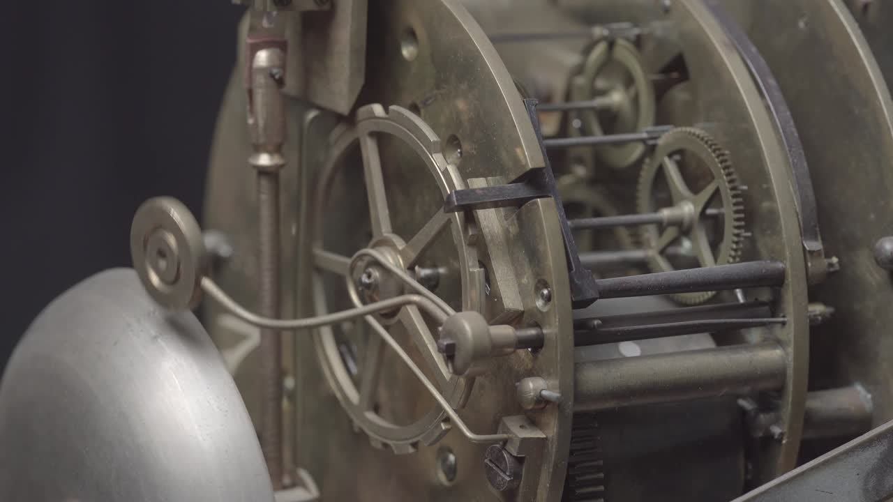 un reloj vintage antiguo con el movimiento del mecanismo de tick-tock