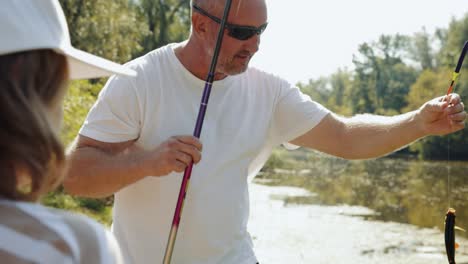 padre e hija pescando
