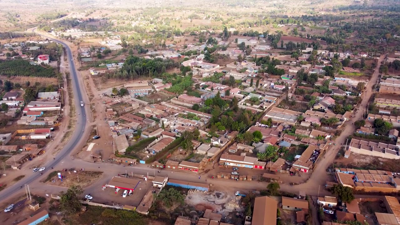 Riprese aeree con drone dall'alto del vivace mercato all'aperto di Loitokitok in Kenya, che mostrano commercianti, bancarelle, commercio locale e uno dei centri di mercato più trafficati del Kenya meridionale