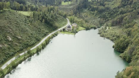 Freibach-Staudamm-Südufer-In-österreich-Mit-Stauseewirt-Griechisches-Restaurant-Hütte-Unten,-Luftanflugrotation-Geschossen